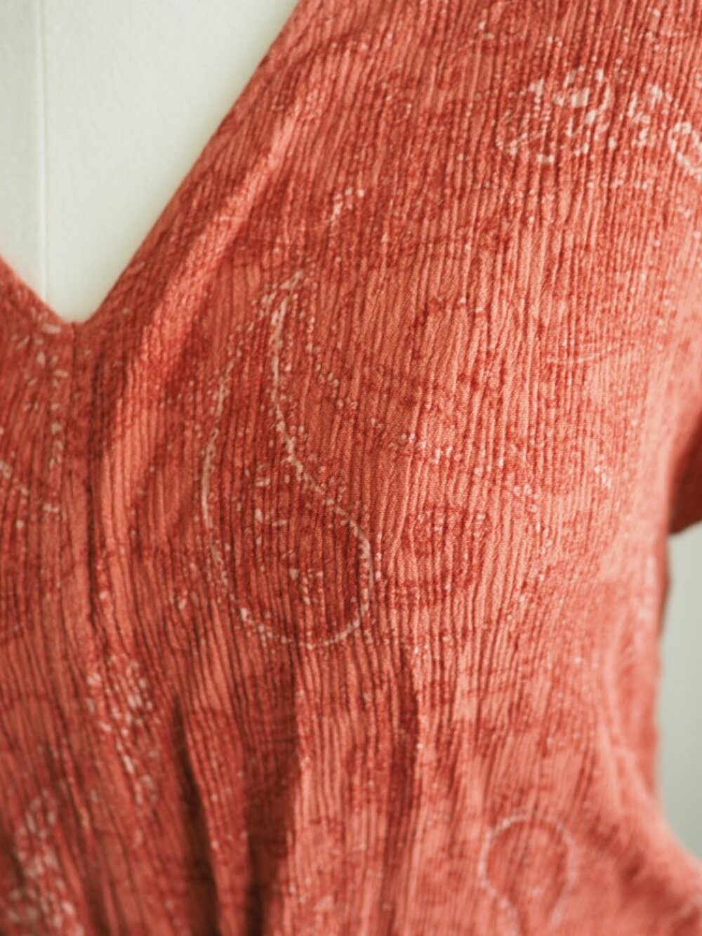 LUQ Rust Paisley Tie Front Crinkle Top XS Short Sleeve V Neck Rayon Blouse - Picture 8 of 10